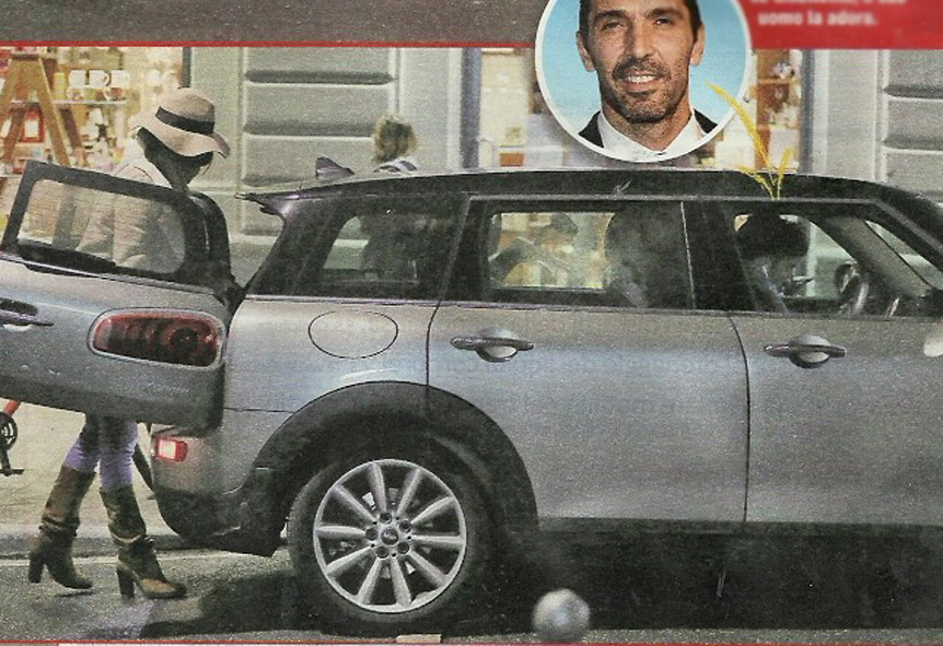 Gigi Buffon poco cavaliere: Ilaria D’Amico fa la spesa, lui comodo in auto non l’aiuta con le buste