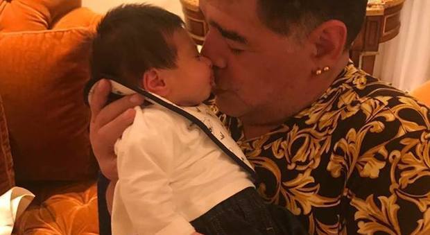 Maradona nonno: abbraccia per la prima volta il nipotino Diego Matias