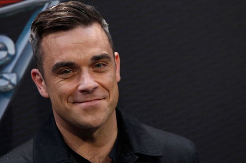 Robbie Williams, il nuovo tatuaggio sul petto sconvolge i fan: «Dicci che è uno scherzo»