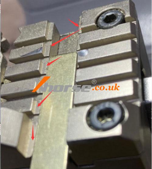 correct-key-placement-on-xhorse-key-cutting-machine-clamp-3