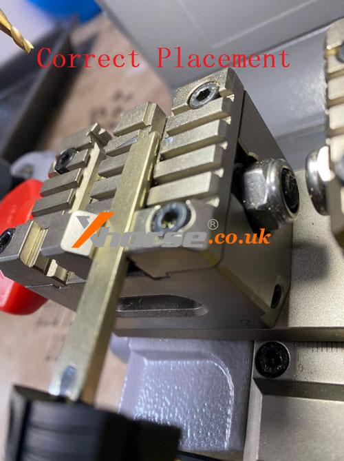 correct-key-placement-on-xhorse-key-cutting-machine-clamp-4